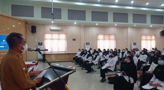 Bupati Sergai Darma Wijaya memberikan arahan dalam Pembekalan Pelaksanaan Pelatihan Dasar (Latsar) Tahun Anggaran 2022 bagi CPNS di Lingkungan Pemerintahan Kabupaten (Pemkab) Sergai Tahun 2019, bertempat di Aula Sultan Serdang.(Photo: AR.Manik/Mitanews.co.id )