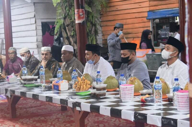 Plt Bupati Palas,drg.H.Ahmad Zarnawi Pasaribu.CHt.MM.M.Si bersama forkopimda mendengarkan tausyiah dari Fauzan nasution.