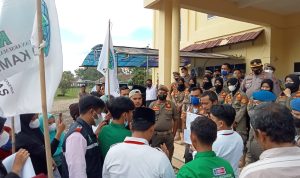 Mahasiswa tergabunh di KAMMI unjukrasa ke DPRD Palas menolak kenaikan BBM,Harga Bahan Pokok dan Pemindahan IKN.