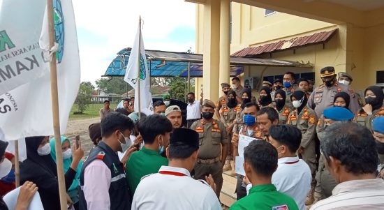 Mahasiswa tergabunh di KAMMI unjukrasa ke DPRD Palas menolak kenaikan BBM,Harga Bahan Pokok dan Pemindahan IKN.