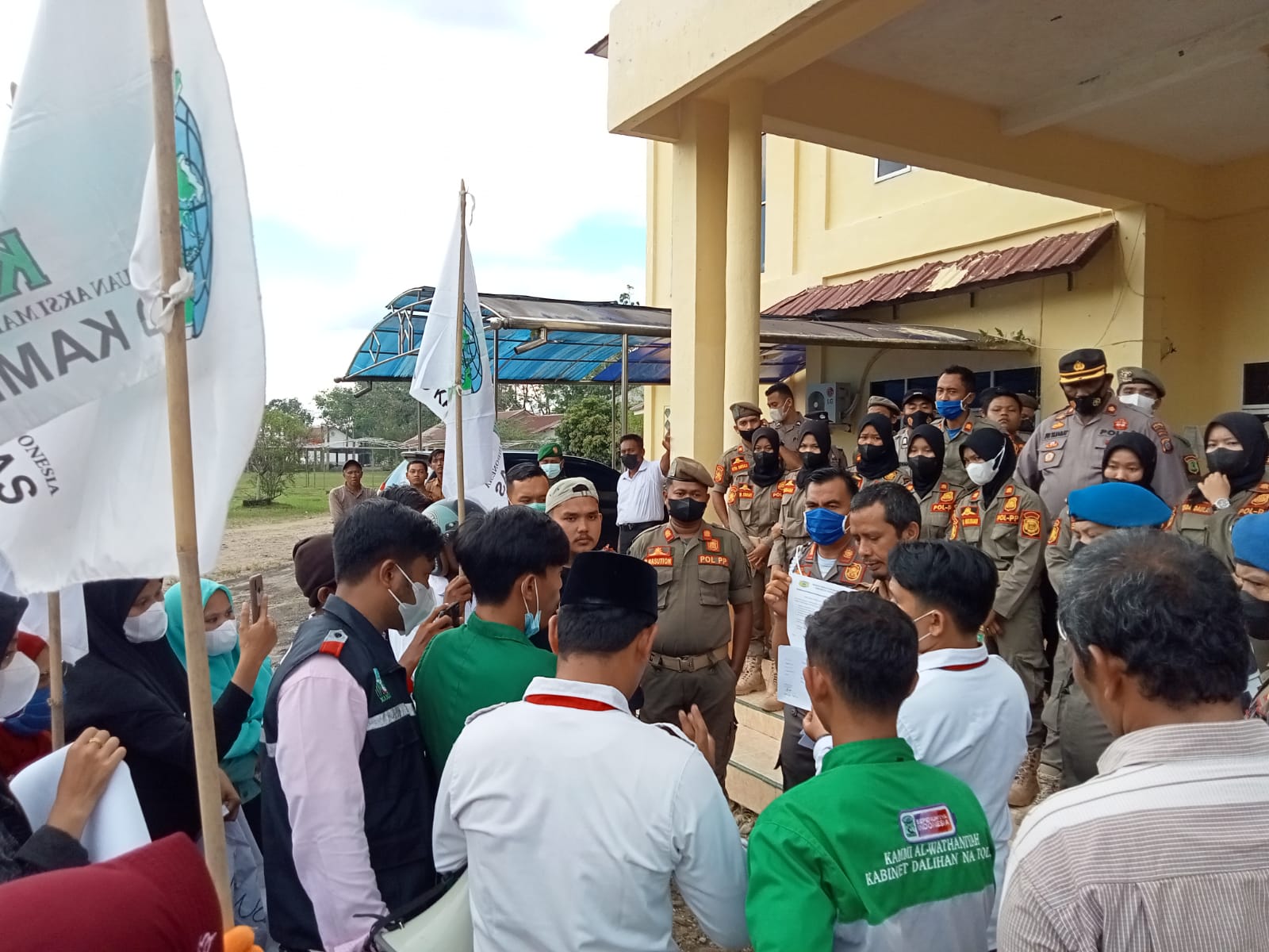 Mahasiswa tergabunh di KAMMI unjukrasa ke DPRD Palas menolak kenaikan BBM,Harga Bahan Pokok dan Pemindahan IKN.