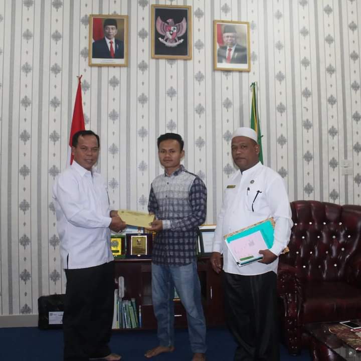 Seorang Mahasiswa STAI -BR Sibuhuan jurusan Pendidikan Guru Madrasah Ibtidaiyah menerima bantuan beasiswa dari Kemenag Palas