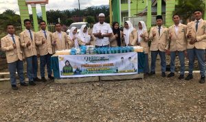 OSIM madrasah membagi takjil ke masyarakat penguna jalan yang melintas dijalinsum Sibuhuan-Sosa.