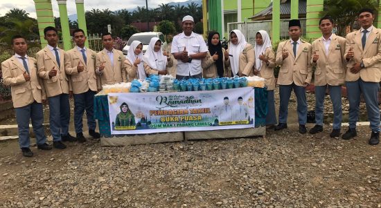 OSIM madrasah membagi takjil ke masyarakat penguna jalan yang melintas dijalinsum Sibuhuan-Sosa.