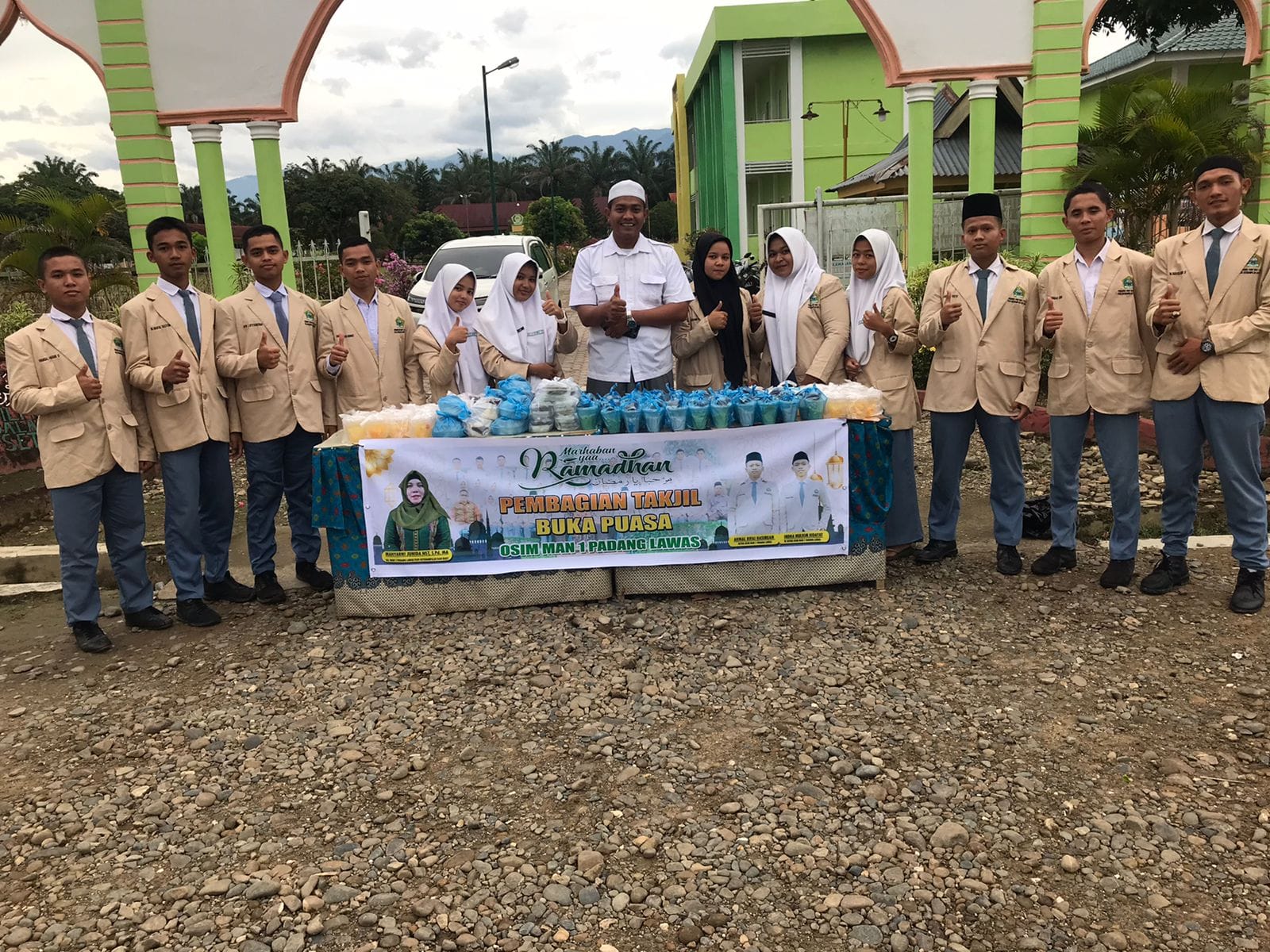 OSIM madrasah membagi takjil ke masyarakat penguna jalan yang melintas dijalinsum Sibuhuan-Sosa.