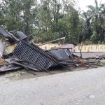 Rumah milik warga Desa Bulusonik,Kecamatan Barumun tusak berat ditenjang hujan deras diserta angin kencang
