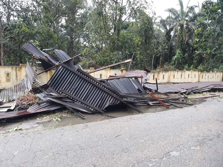 Rumah milik warga Desa Bulusonik,Kecamatan Barumun tusak berat ditenjang hujan deras diserta angin kencang