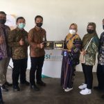 Branch Manager BSI KCP Tebingtinggi, Jimmy Andika dan tim memberikan plakat kepada Manager keuangan JMRB Pusat, Katni, saat sosialisasi VA kepada tenat di rest area Tol Medan-Tebingtinggi, Kamis (14/4)