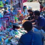 Personel Polres Tapsel tampak menyambangi salah satu pedagang yang menjual petasan dan senjata mainan di Pasar Sigalangan, Batang Angkola.