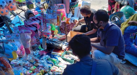 Personel Polres Tapsel tampak menyambangi salah satu pedagang yang menjual petasan dan senjata mainan di Pasar Sigalangan, Batang Angkola.