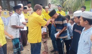 DPD II Partai Golkar Palas santuni anak yatim dan berikan bantuan ke masyarakat.