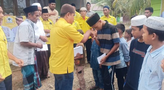 DPD II Partai Golkar Palas santuni anak yatim dan berikan bantuan ke masyarakat.