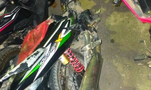 Sepeda motor Leo Nainggolan diamankan di Unit Laka Lantas Polres Sergai usai tabrakan dengan truk Dyna.