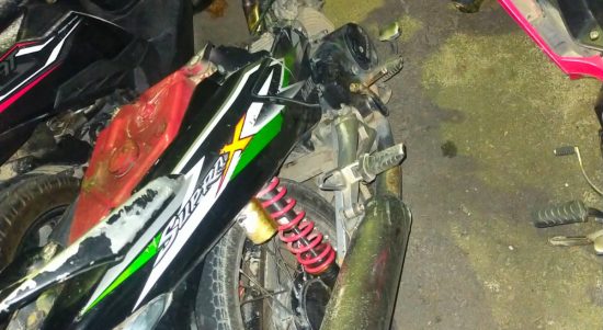Sepeda motor Leo Nainggolan diamankan di Unit Laka Lantas Polres Sergai usai tabrakan dengan truk Dyna.