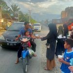 Ketua Forhati Palas turun kejalan membagi takjil bagi masyarakat pengguna jalan .