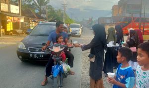 Ketua Forhati Palas turun kejalan membagi takjil bagi masyarakat pengguna jalan .