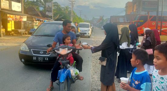 Ketua Forhati Palas turun kejalan membagi takjil bagi masyarakat pengguna jalan .