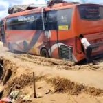 Bus angkutan umum terpuruk ke lubang badan jalinsun yang longsor di Kecamatan Hutaraja Tinggi.