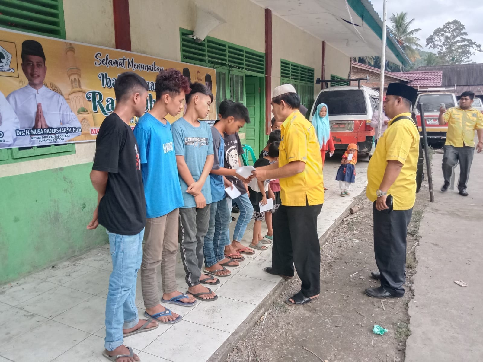 Ketua DPD II Partai Golkar Palas, H. Ali Sutan Harahap(TSO) diwakili Sekretaris, Miftahuddin Harahap, didampingi anggota DPRD Palas Dapil II, H. Lokot Nasution bersama Pengurus Harian memberikan santunan ke anak yatim.