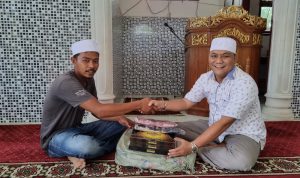 Ketua DPC Ikanas Palas,Panguhum Nasution.S.Sos.MAP dan pengurus harian Ikanas salurban bantuan ke masjid -masjid.