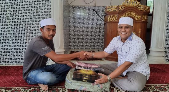 Ketua DPC Ikanas Palas,Panguhum Nasution.S.Sos.MAP dan pengurus harian Ikanas salurban bantuan ke masjid -masjid.