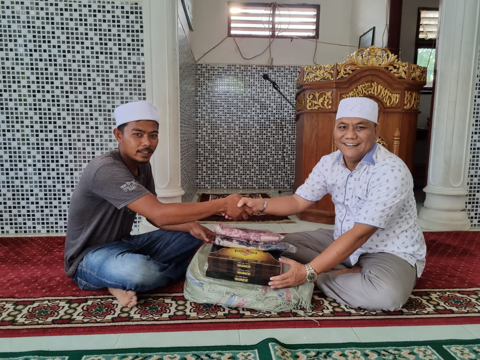 Ketua DPC Ikanas Palas,Panguhum Nasution.S.Sos.MAP dan pengurus harian Ikanas salurban bantuan ke masjid -masjid.