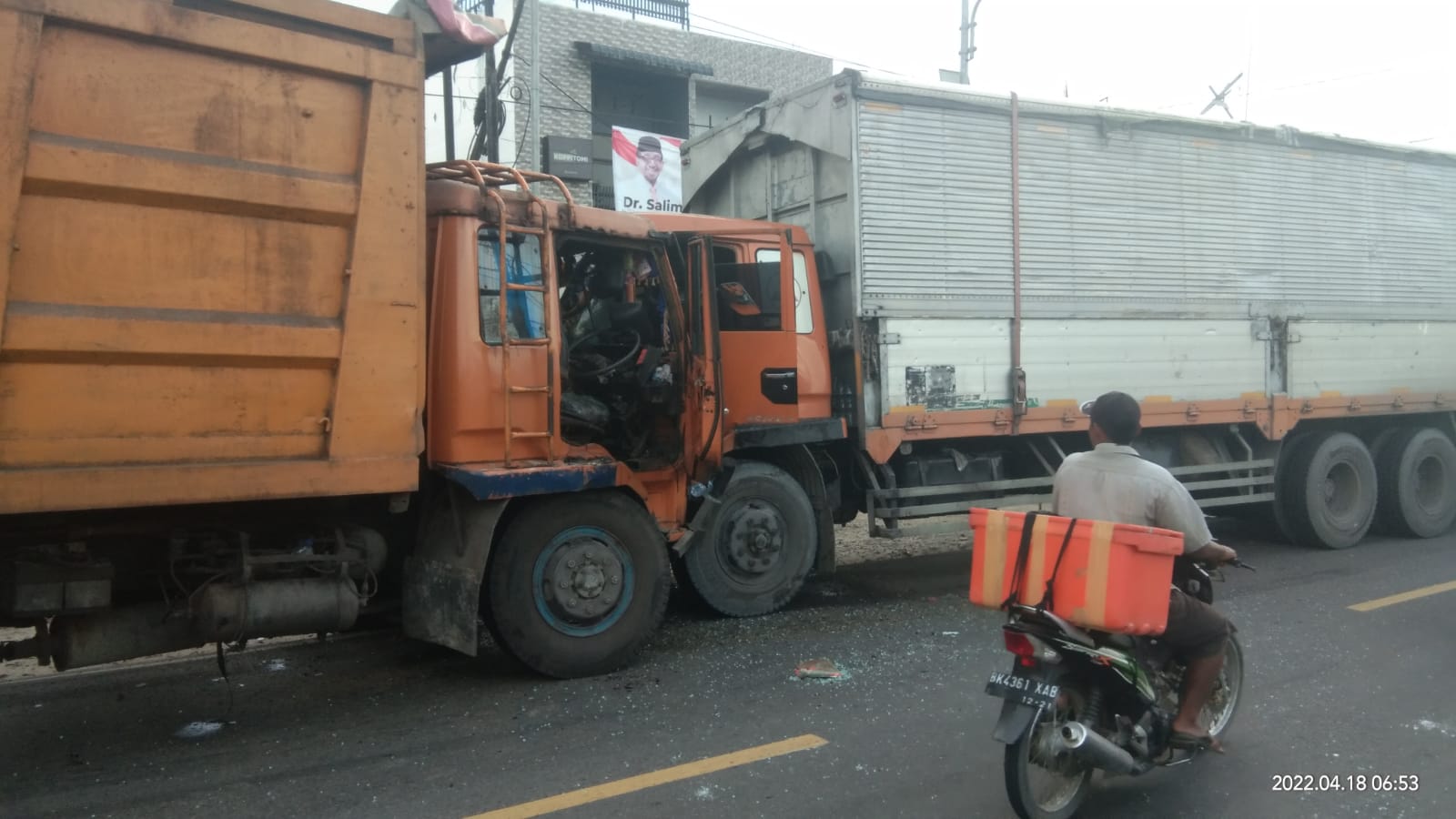 Truk Fuso BL 8513 JH "Berciuman" (tabrakan) dengan truk tronton dengan BK 8063 VN di Jalan Jalan umum Medan - Tebingtinggi KM 57-58,tepatnya di Dusun II Desa Firdaus Kecamatan Sei Rampah Kabupaten Serdang Bedagai,Senin (18/4/2022).