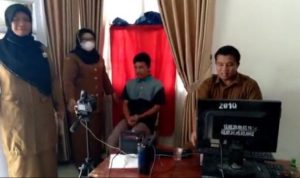 Kadis Dukcapil Palas, Dra. Nelli Suriyani Hasibuan memantau pelaksanaan perekaman KTP Elektronik bagi penyandang disabilitas dan lansia.