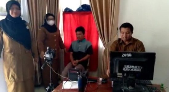 Kadis Dukcapil Palas, Dra. Nelli Suriyani Hasibuan memantau pelaksanaan perekaman KTP Elektronik bagi penyandang disabilitas dan lansia.