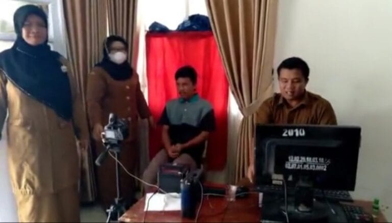 Kadis Dukcapil Palas, Dra. Nelli Suriyani Hasibuan memantau pelaksanaan perekaman KTP Elektronik bagi penyandang disabilitas dan lansia.