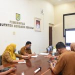 Bupati Sergai Darma Wijaya (kiri) mengikuti Kegiatan Expose Pengembangan Desa Wisata Berbasis Potensi Lokal secara virtual di ruang rapat Wakil Bupati Sergai, Sei Rampah, Selasa (19/4/2022).