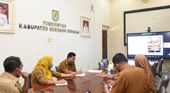 Bupati Sergai Darma Wijaya (kiri) mengikuti Kegiatan Expose Pengembangan Desa Wisata Berbasis Potensi Lokal secara virtual di ruang rapat Wakil Bupati Sergai, Sei Rampah, Selasa (19/4/2022).