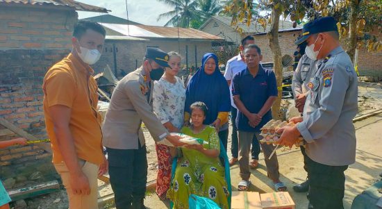 Kapolsek Perbaungan AKP M. Pandiangan (kiri) didampingi Kanit Reskrim Polsek Perbaungan IPDA Zulfan Ahmadi, SH, menyerahkan bantuan sembako kepada korban kebakaran.