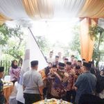 Ketua Dewan Pembina Sahabat Anies Sumut H Hasban Ritonga menyerahkan Panji Sahabat Anies kepada Ketua Umum Sahabat Anies Sumut Syarifuddin Siba SH MH