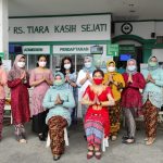 Direktur RSU Tiara Kasih Sejati Pematangsiantar, dr.Jenny Hastita didampingi kepala perawat Lilis Tambunan, staf HRD, Suri Windi Rahayu, Nasiha Daely, memberikan pelayanan kepada pasien dengan mengenakan kebaya pada peringatan hari Kartini, Kamis (21/4/2022).(ist)