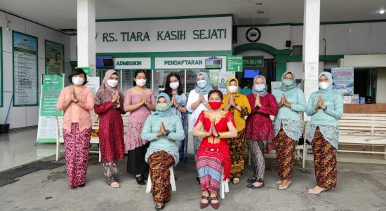 Direktur RSU Tiara Kasih Sejati Pematangsiantar, dr.Jenny Hastita didampingi kepala perawat Lilis Tambunan, staf HRD, Suri Windi Rahayu, Nasiha Daely, memberikan pelayanan kepada pasien dengan mengenakan kebaya pada peringatan hari Kartini, Kamis (21/4/2022).(ist)
