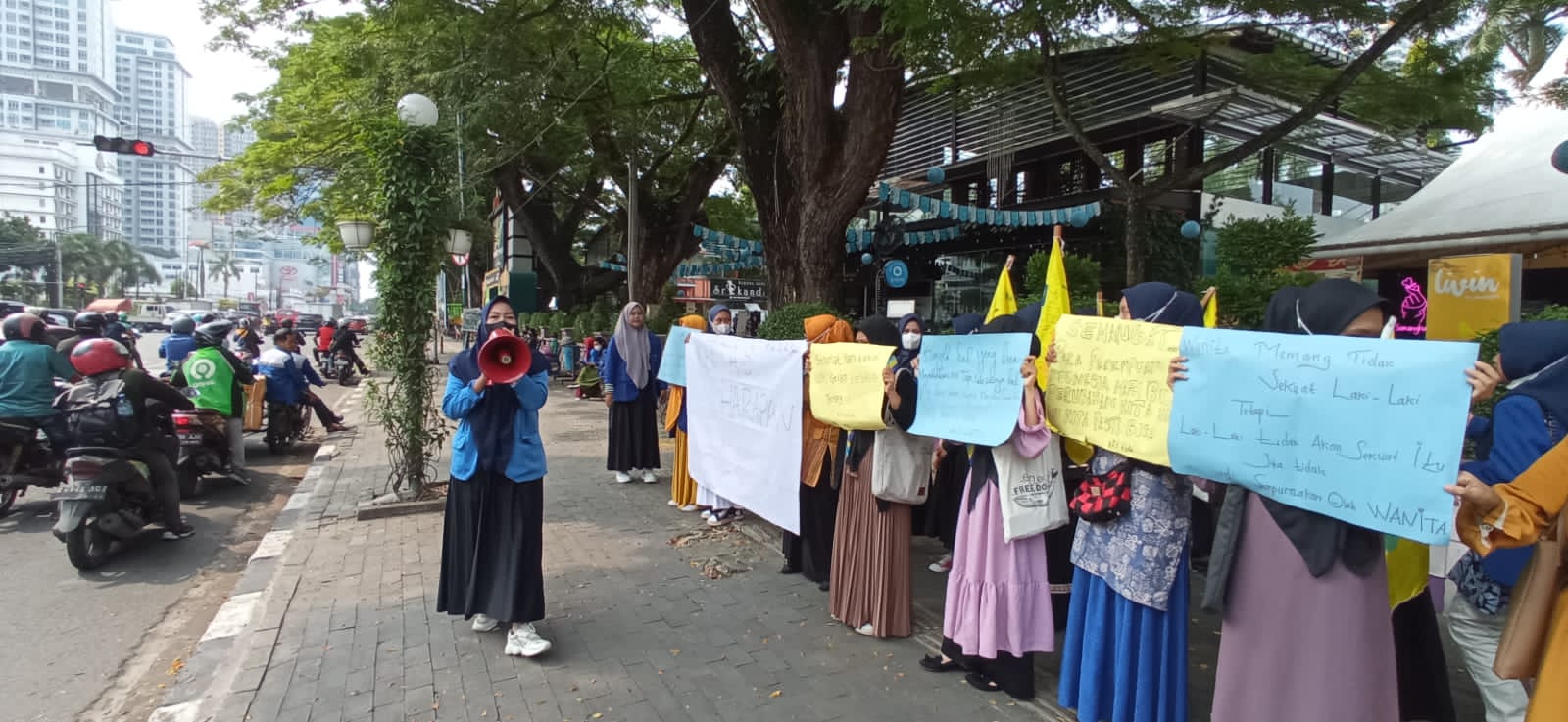 Aksi Long March Kopri PKC Sumut di bawah komando Ketua Kopri PKC Sumut, Rolin Fadilah Hasibuan di Medan.