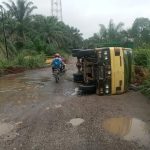 Truk pengangkut tanda buah kelapa sawit terguling akibat kondisi jalinsum di Kabupaten Palas rusak parah.