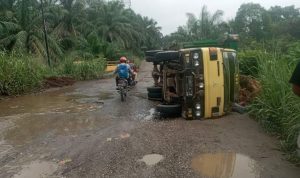 Truk pengangkut tanda buah kelapa sawit terguling akibat kondisi jalinsum di Kabupaten Palas rusak parah.