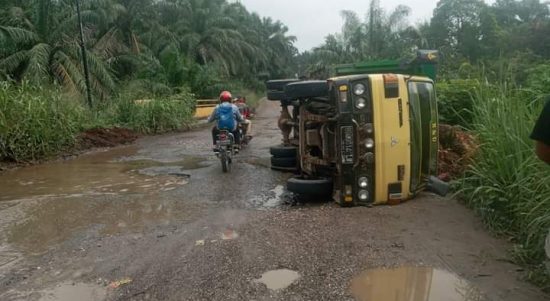 Truk pengangkut tanda buah kelapa sawit terguling akibat kondisi jalinsum di Kabupaten Palas rusak parah.