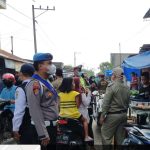 Petugas dari tim gempur Polres Sergai melakukan operasi yustisi di Pasar Rakyat Desa Pon,Sabtu (23/4/2022) pagi.