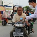 Tampak warga yang melintas menerima takjil dari Yaspen Ummi A'yuni dan RIS FM Perbaungan.