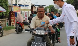 Tampak warga yang melintas menerima takjil dari Yaspen Ummi A'yuni dan RIS FM Perbaungan.