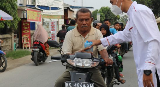 Tampak warga yang melintas menerima takjil dari Yaspen Ummi A'yuni dan RIS FM Perbaungan.