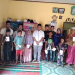 Ketua DPC Ikanas Palas,H.Panguhum Nasution.S.Sos.MAP Foto bersama dengan anak yatim usai memveri santunan di lokasi pasca korban bencana banjir bandang Kecamatan Batang Lubu Sutam.