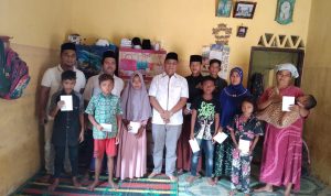 Ketua DPC Ikanas Palas,H.Panguhum Nasution.S.Sos.MAP Foto bersama dengan anak yatim usai memveri santunan di lokasi pasca korban bencana banjir bandang Kecamatan Batang Lubu Sutam.