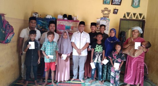 Ketua DPC Ikanas Palas,H.Panguhum Nasution.S.Sos.MAP Foto bersama dengan anak yatim usai memveri santunan di lokasi pasca korban bencana banjir bandang Kecamatan Batang Lubu Sutam.