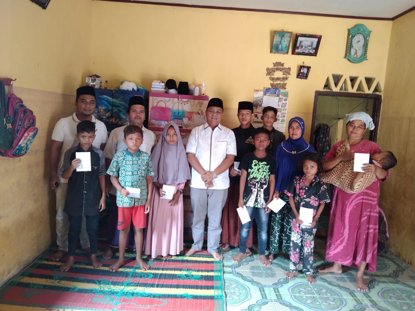 Ketua DPC Ikanas Palas,H.Panguhum Nasution.S.Sos.MAP Foto bersama dengan anak yatim usai memveri santunan di lokasi pasca korban bencana banjir bandang Kecamatan Batang Lubu Sutam.