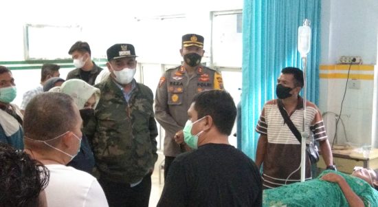 Bupati dan Wakil Bupati Madina, Kapolres ,serta Kadis kesehatan Madina menjeguk warga Sibanggor yang dirawat RSUD Panyabungan.