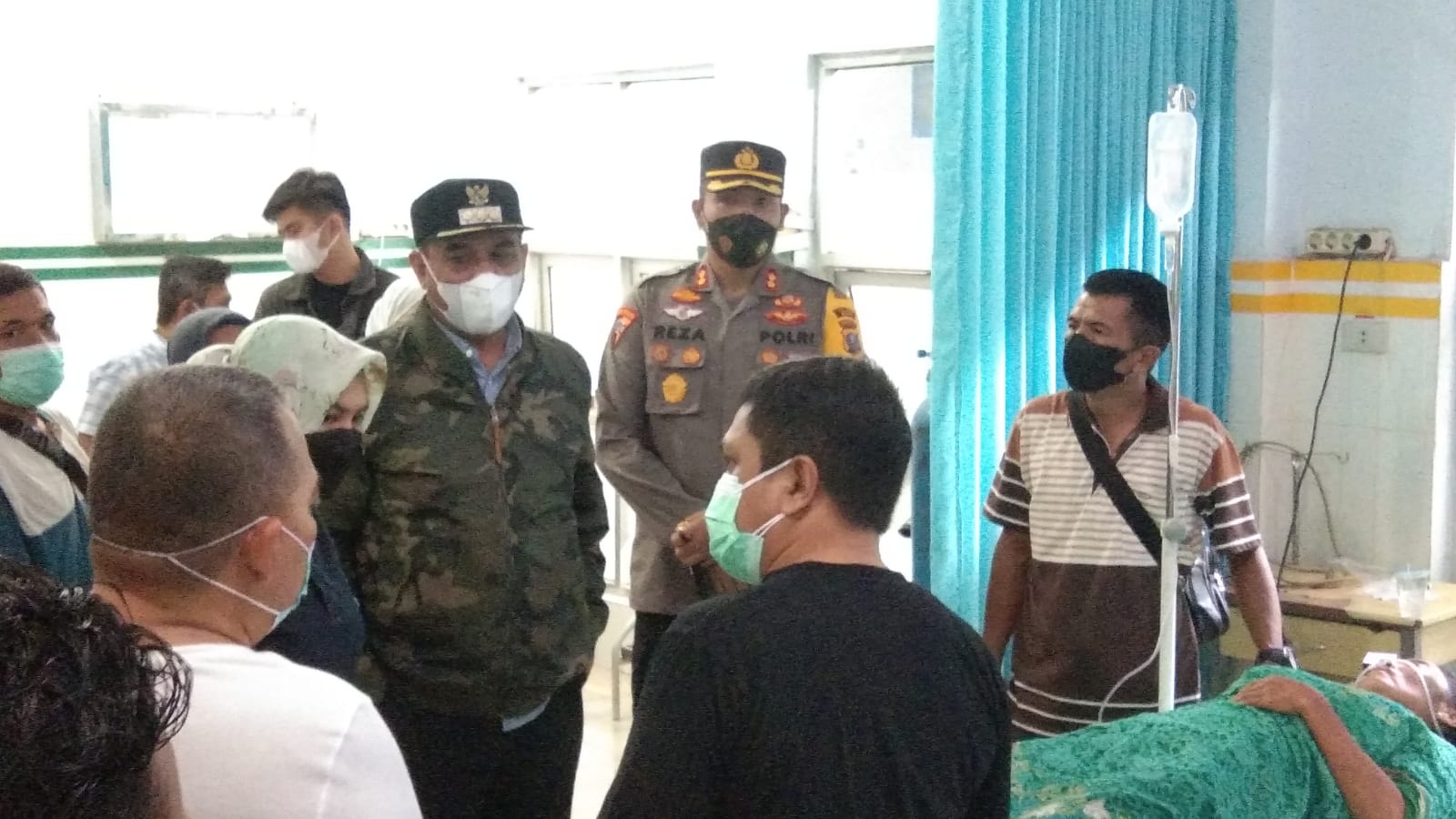 Bupati dan Wakil Bupati Madina, Kapolres ,serta Kadis kesehatan Madina menjeguk warga Sibanggor yang dirawat RSUD Panyabungan.
